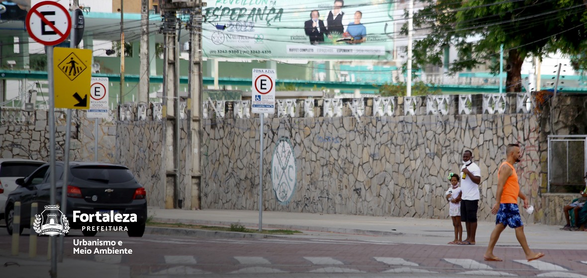 pessoas caminhando na avenida beira mar